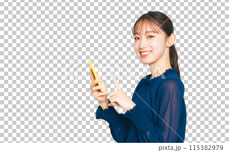 スマホを使う女性　手作業で精密に切り抜いた背景透過写真PNG 115382979