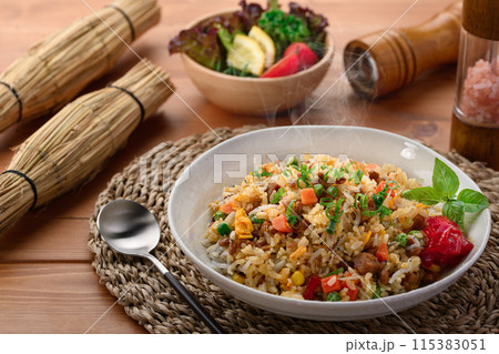 しらすと納豆の炒飯 ( 納豆の香ばしさが楽しめるアレンジ炒飯 ) しらすと納豆の炒飯 ( 納豆の香ばしさが楽しめるアレンジ炒飯 ) 115383051