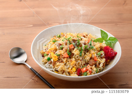しらすと納豆の炒飯 ( 納豆の香ばしさが楽しめるアレンジ炒飯 ) しらすと納豆の炒飯 ( 納豆の香ばしさが楽しめるアレンジ炒飯 ) 115383079