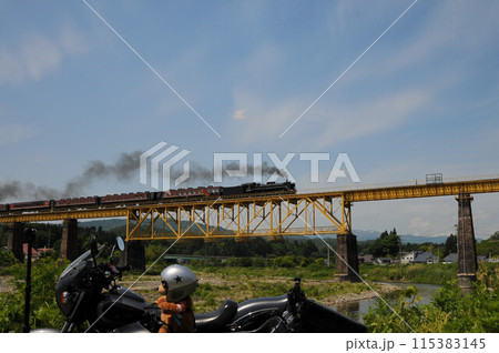 黒煙を上げて鉄橋を渡る磐越西線SLばんえつ物語 115383145