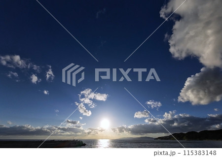 青空に雲が浮かぶ夕方の空と海・秋・超広角・空主体・231021pm 115383148