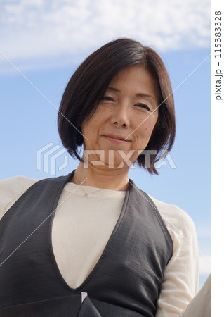 さわやかなシニア女性 さわやかなシニア女性 115383328