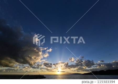 ダイナミックな雲が夕焼けした空と海・秋・超広角・空主体・231021pm ダイナミックな雲が夕焼けした空と海・秋・超広角・空主体・231021pm 115383394