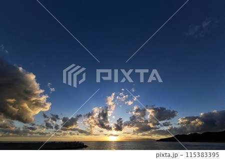 ダイナミックな雲が夕焼けした空と海・秋・超広角・空主体・231021pm ダイナミックな雲が夕焼けした空と海・秋・超広角・空主体・231021pm 115383395