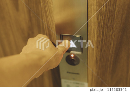 エレベーターのボタンを押す男性の手　 115383541