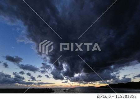 雲がドラマチックに夕焼けした空と海・秋・超広角・空主体・231021pm 雲がドラマチックに夕焼けした空と海・秋・超広角・空主体・231021pm 115383855