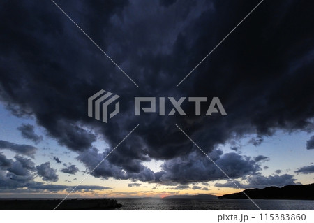 雲がドラマチックに夕焼けした空と海・秋・超広角・空主体・231021pm 115383860