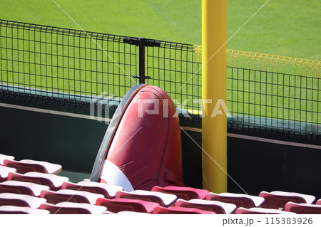 マツダスタジアムのレフト観客席と突き出たスパイクのオブジェ マツダスタジアムのレフト観客席と突き出たスパイクのオブジェ 115383926
