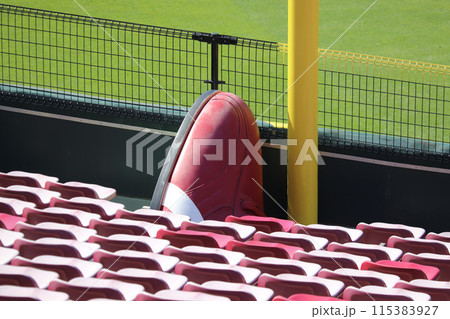 マツダスタジアムのレフト観客席と突き出たスパイクのオブジェ マツダスタジアムのレフト観客席と突き出たスパイクのオブジェ 115383927
