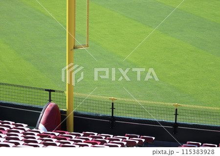 マツダスタジアムのレフト観客席と突き出たスパイクのオブジェ 115383928