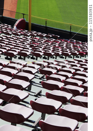 マツダスタジアムのレフト観客席と突き出たスパイクのオブジェ マツダスタジアムのレフト観客席と突き出たスパイクのオブジェ 115383931