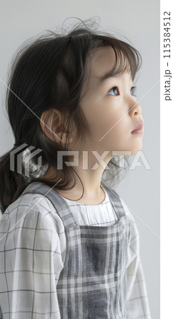 真っ直ぐに前を見る女の子の横顔「AI生成画像」 真っ直ぐに前を見る女の子の横顔「AI生成画像」 115384512