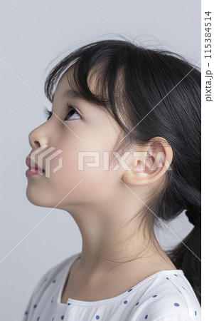真っ直ぐに前を見る女の子の横顔「AI生成画像」 真っ直ぐに前を見る女の子の横顔「AI生成画像」 115384514