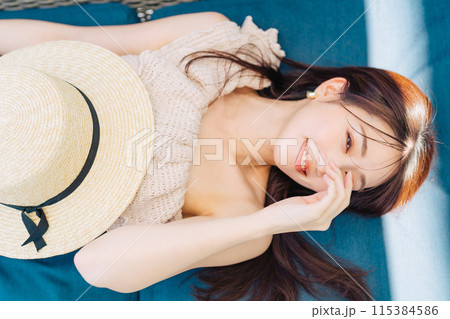 リゾート地でリラックスする水着の女性 リゾート地でリラックスする水着の女性 115384586
