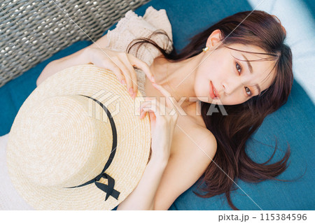 リゾート地でリラックスする水着の女性 リゾート地でリラックスする水着の女性 115384596