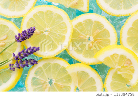アクリルアイスと炭酸水のブルーとレモンとラベンダーの背景 アクリルアイスと炭酸水のブルーとレモンとラベンダーの背景 115384759