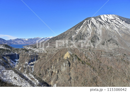 奥日光明智平展望台から男体山と中禅寺湖・華厳の滝を望む 115386042