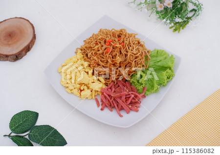 fried noodle crackers with sliced meat and vegetables 115386082