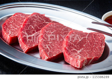 美味しい黒毛和牛のステーキ肉 美味しい黒毛和牛のステーキ肉 115386289