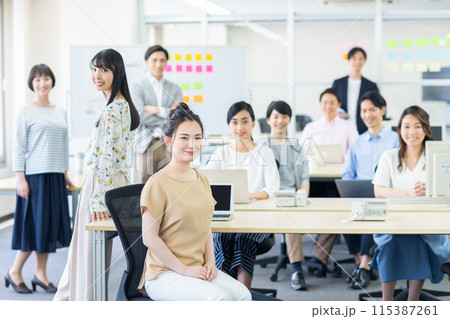 オフィスの若いスタッフ オフィスの若いスタッフ 115387261