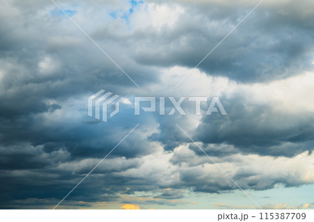 青空を覆い発達する雨雲　高彩度マット感 115387709