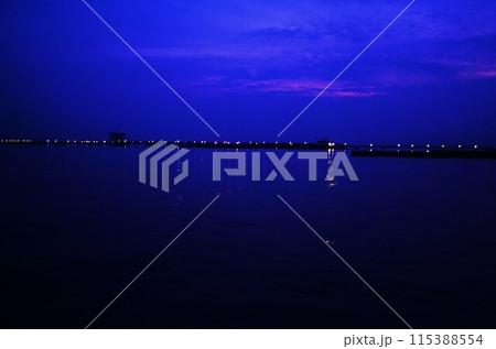 夜の海と灯り 115388554