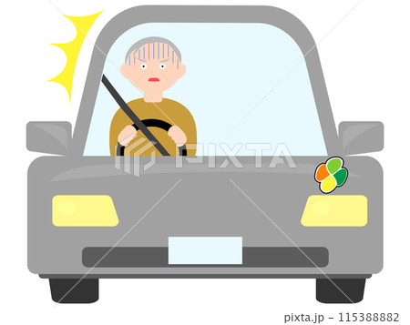 青ざめる運転中の高齢男性 青ざめる運転中の高齢男性 115388882