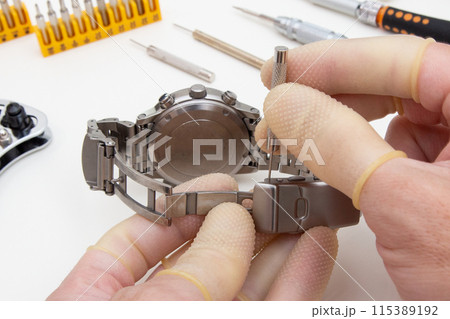 腕時計と時計職人 115389192