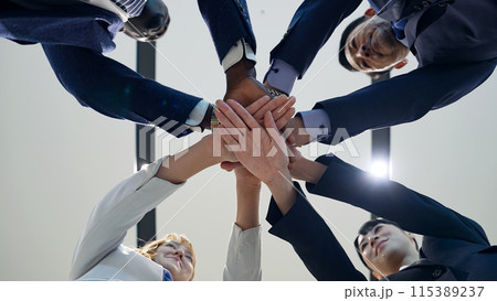 円陣を組む多国籍ビジネスパーソンのグループ　下から見た視点 115389237