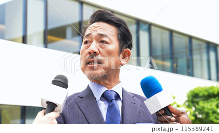 インタビューを受ける男性 115389241