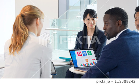 ロビーで会議する多国籍ビジネスパーソンのグループ 115389242
