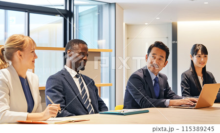 会議室でミーティングする多国籍ビジネスパーソンのグループ 115389245