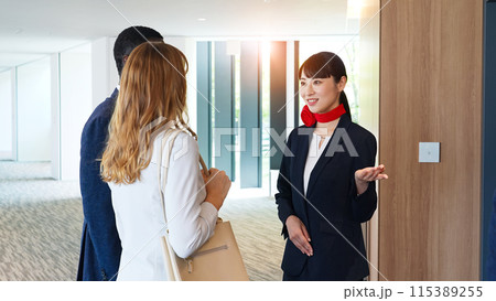 受付で外国人宿泊客に接客する女性スタッフ 115389255