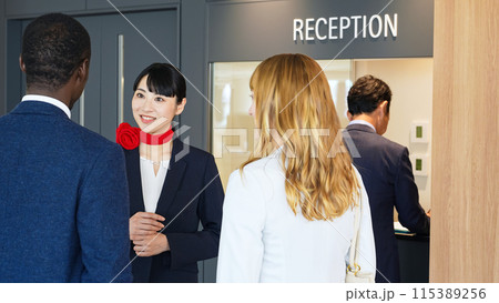 受付で外国人宿泊客に接客する女性スタッフ 115389256