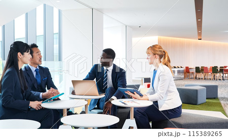 ロビーで会議する多国籍ビジネスパーソンのグループ 115389265
