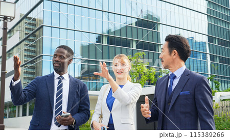 街で外国人ビジネスパーソンを案内する日本人ビジネスマン 115389266