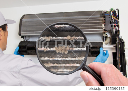 エアコンの内部の汚れ カビ ホコリをクローズアップ エアコンの内部の汚れ カビ ホコリをクローズアップ 115390185