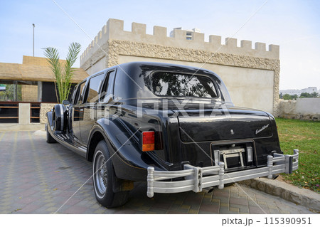 Rear view of a black retro premium car from the 30s of the 20th century Rear view of a black retro premium car from the 30s of the 20th century 115390951