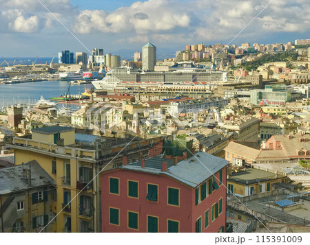 港を見下ろすジェノバの町 115391009