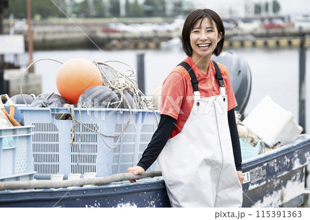 漁港で働く若い女性 115391363