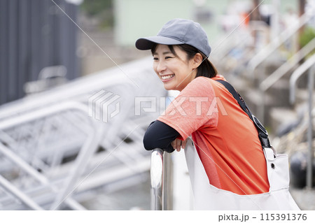 漁港で働く若い女性 115391376