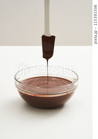 a rubber spatula of melted chocolate 115391506