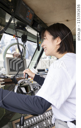 船を操縦する若い女性 115391636
