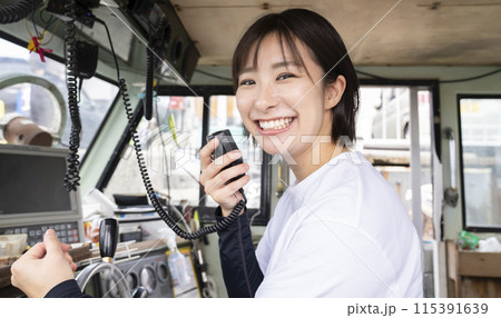 船を操縦する若い女性 115391639