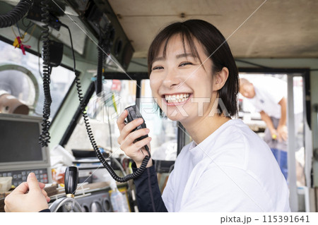 船を操縦する若い女性 船を操縦する若い女性 115391641