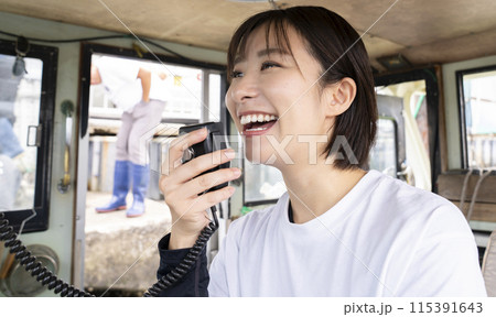 船を操縦する若い女性 船を操縦する若い女性 115391643