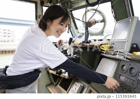 船を操縦する若い女性 115391645