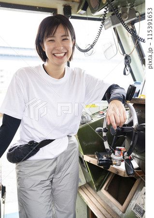 船を操縦する若い女性 115391653