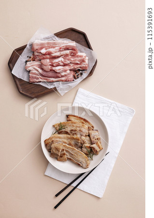 Raw meat and grilled pork belly 115391693