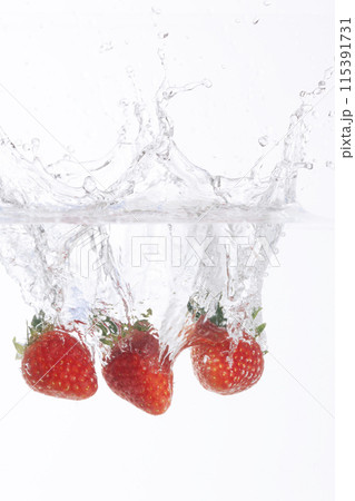 Fresh strawberries falling into the water 115391731